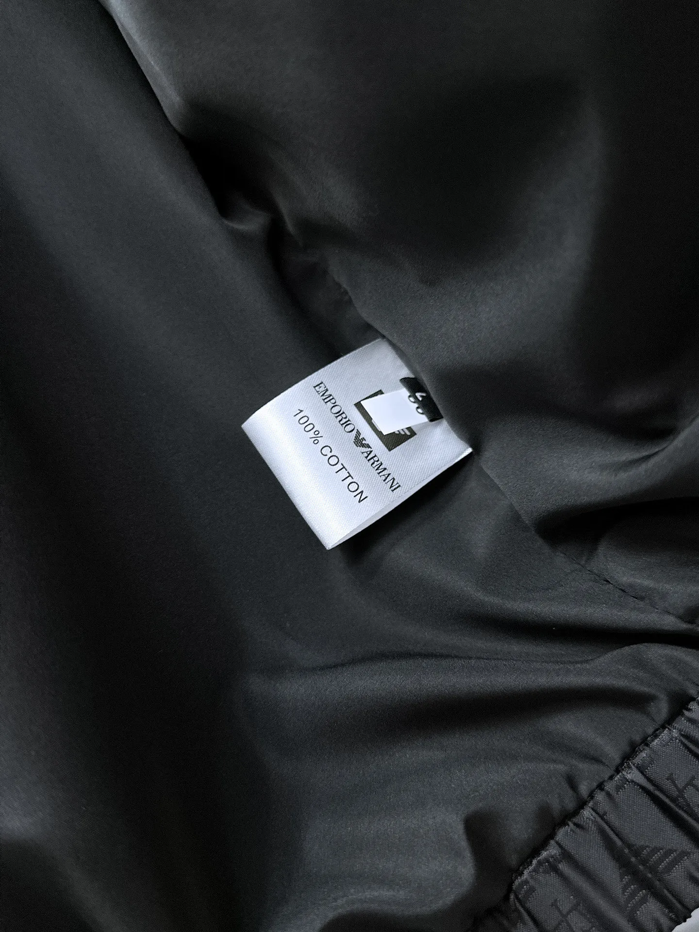 Armani official website Same Style, complete with three labels, on sale in advance. 2026 Autumn and Winter New Arrival men's jacket, Original with complete three labels, Premium version. Custom-made fabrics at the counter. Breathable, high comfort, impeccable details, brand element design concept, reflecting high quality. It feels delicate and soft, presents a casual cut, and has a great upper body shape. Sizes: M～3XL